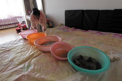 沙湾楼上漏水，住户失联，小区没物管，业主维权难！律师来支招……